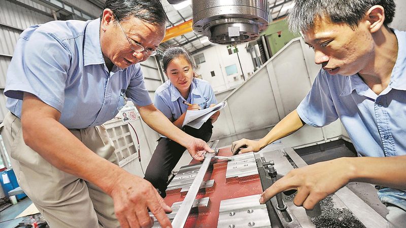 小型五轴加工中心：价格背后的价值考量**